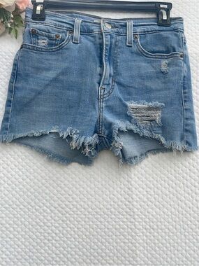 Levi’s Women’s High Rise Distressed Denim Shorts Size 26 Raw Hem Light Wash